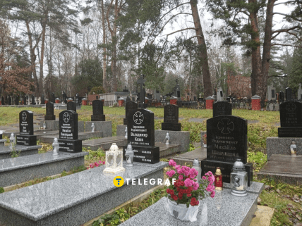 Старі надгробки монахів, поряд із сучасними на Голосківському цвинтарі