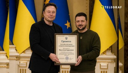 Володимир Зеленський нагороджує Ілона Маска