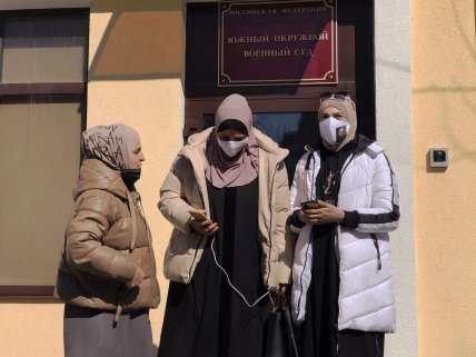 Жены политических заключенных Эльвина Усеинова и Алие Ялкабова