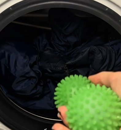 В барабан машинки можно бросить мячики для стирки