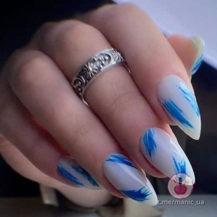 манікюр поєднання блакитного та білого
