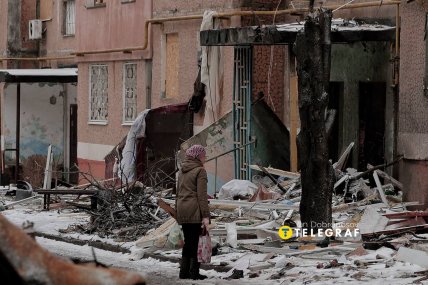 В дворі багато будівельного сміття