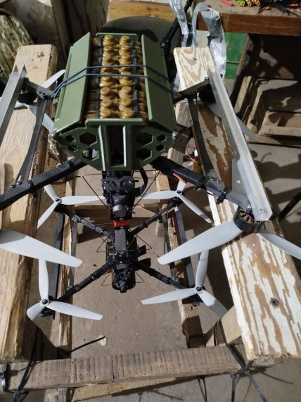 Дрон із протипіхотними мінами лепесток