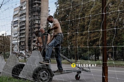 Чоловіки встановлюють "зуби дракона". Фото Ян Доброносов "Телеграф"
