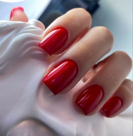 red manicure
