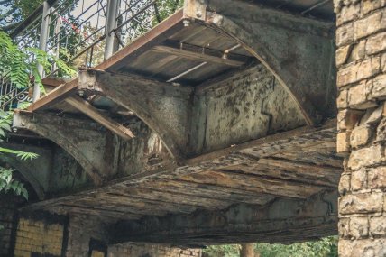 На мосту збереглись металеві заклепки, яким вже понад 100 років