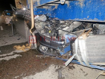 Авария Киев ауди залетел под фуру