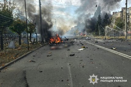Боєприпас влучив на одній із вулиць Краматорська. Фото: Національна поліція України