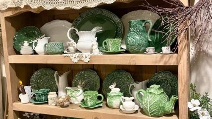 "Капустяний" посуд в серванті