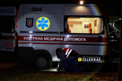Карета "швидкої", яка постраждала від удару. Фото Ян Доброносов