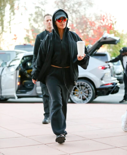 модні шльопанці 2024