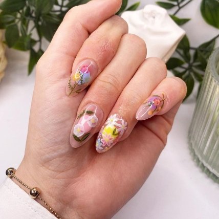 нігті з квітами