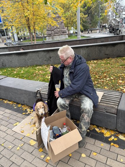 У мережі обговорюють чоловіка із собакою, який просить милостиню