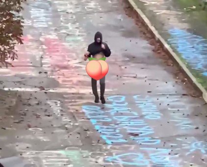 Кривий Ріг голий хлопець поряд з пологовим будинком