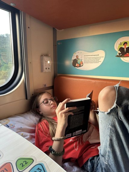 Дівчинка у дитячому вагоні