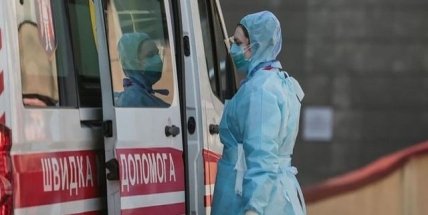 человек в защитном костюме