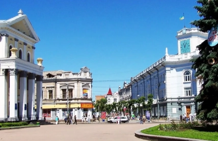 Міська площа з історичними будівлями у Коростишеві