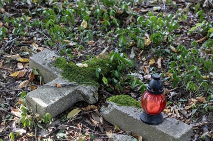 Перезахоронение останков – старый крест и лампадка