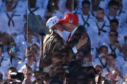 поцілунок Дональда та Меланії Трамп