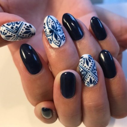 Маникюр с вышивкой 2023 - стильные идеи