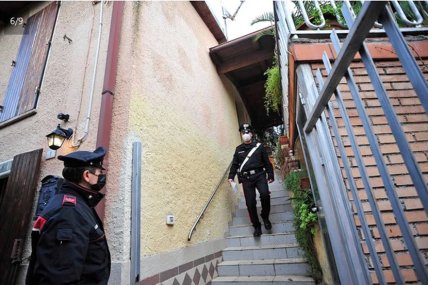 Карабінери біля приватного будинку