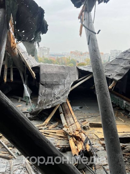 Пошкоджений російським БПЛА дах пологового будинку у Сумах