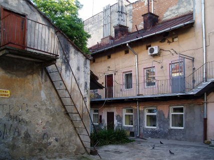 Вулиця Вузька у Львові