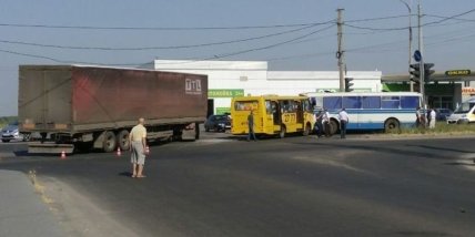 В Мариуполе в результате ДТП пострадали 16 человек
