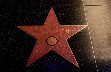 Звезда Рики Мартина на Аллее славы в 2017 году