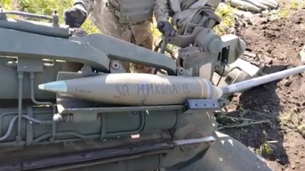 Снаряд M795 перед выстрелом из гаубицы M777. Украина.