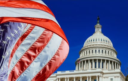 Здание Капитолия США с американским флагом