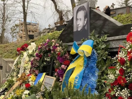 роман виктюк могила
