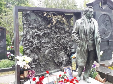 Вячеслав Тихонов памятник