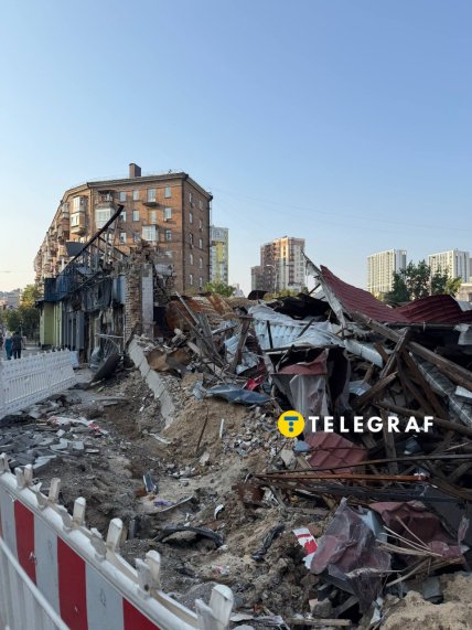 Уламки будівельних конструкцій після російського удару по Лук'янівці