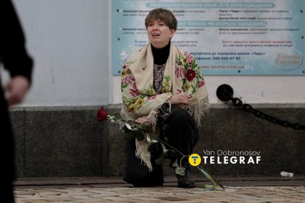 У руках тих, хто прийшов на прощання - живі квіти /Ян Доброносов, "Телеграф"