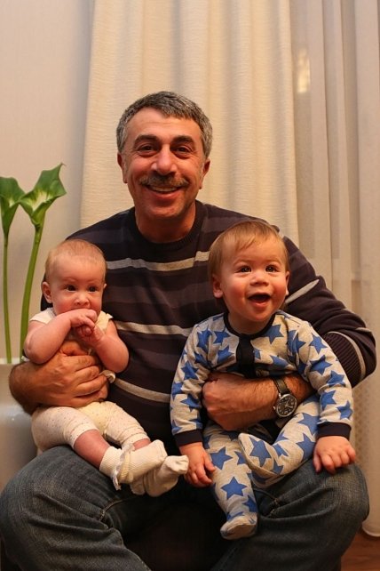 Доктор Комаровский с внуками