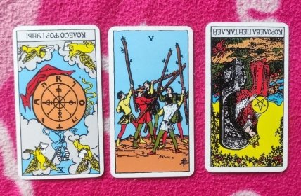 Слева направо — перевернутое Колесо фортуны, Пятерка жезлов, перевернутая Королева пентаклей
