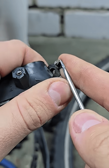 Как достать шип из покрышки