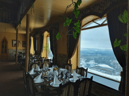 Интерьер ресторана и пейзаж