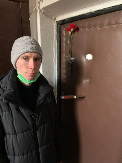 Дмитрий Перов получил нож в дверь квартиры