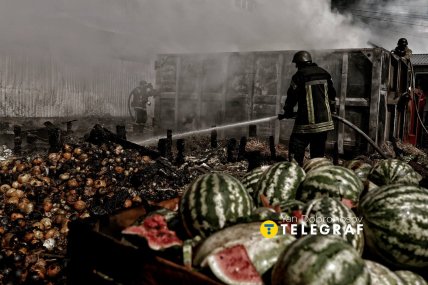 Рятувальники ліквідовують наслідки атаки. Фото: Ян Доброносов "Телеграф"