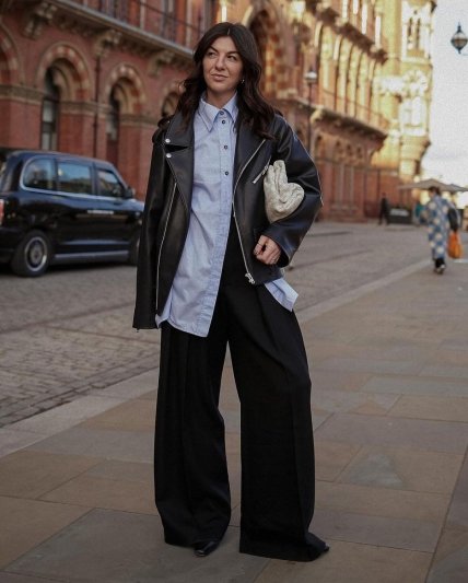 голубая рубашка на девушке