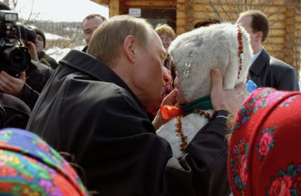 Путин целует ребенка