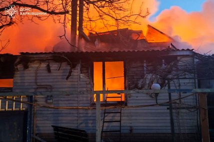 Пожар в Харьковской области из-за российской атаки 2.05.2026