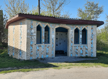 Автобусная остановка в селе Титьков