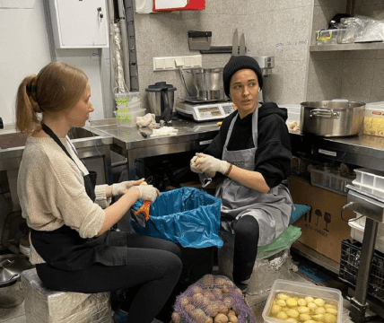 Даша Астаф’єва чистила картоплю