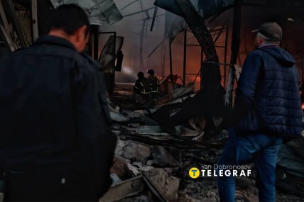 Палаючі торговельні павільйони ринку Почайна після балістичної атаки Росії