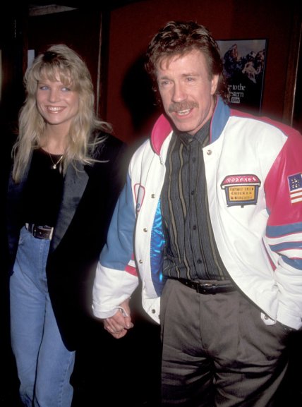 Чак Норріс роман з Монікою Холл