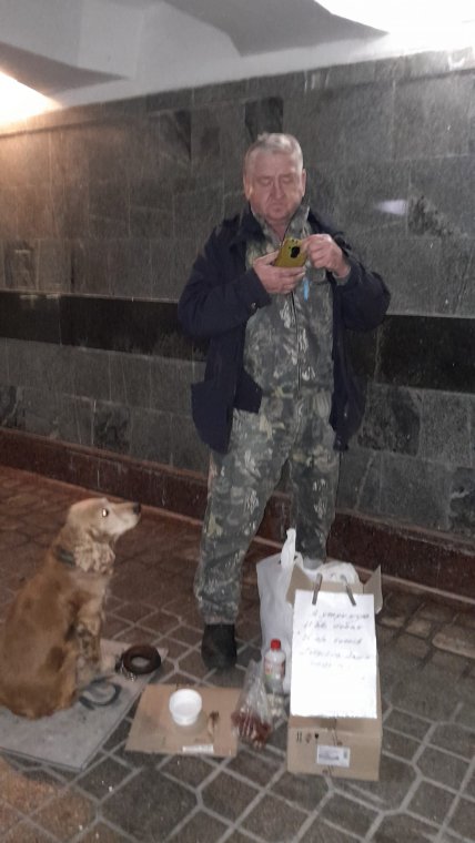 У мережі обговорюють чоловіка із собакою, який просить милостиню