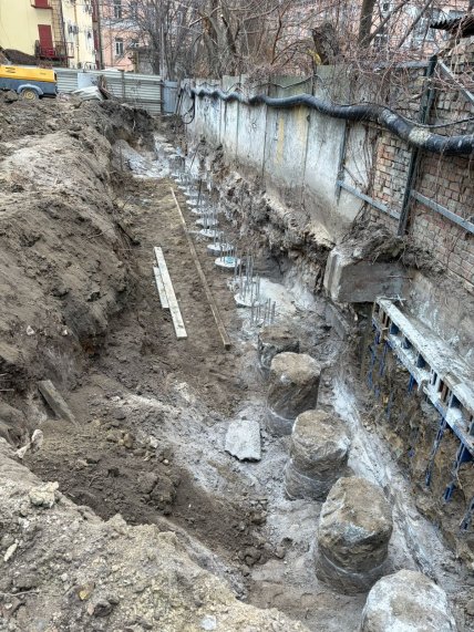 На Подоле остановили строительство